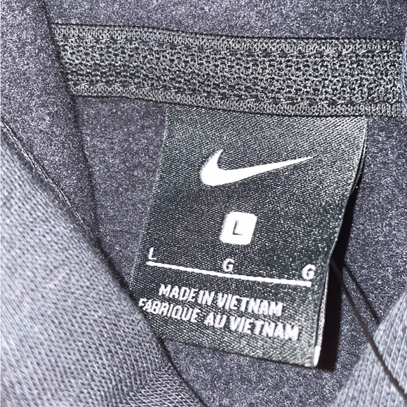 Women’s Nike maple leaf cropped hoodie - Picture 4 of 4